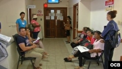 Foto Archivo. Cubanos esperan ser atendidos en hospital de Guyana para chequeo exigido en trámite migratorio. OCB/ Rodolfo Hernández