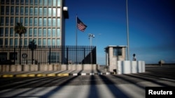 Un guardia de seguridad vigila la entrada a la Embajada de EEUU en La Habana. (Reuters/Alexandre Meneghini).