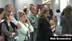 Familiares de cubanos esperan en el aeropuerto de Miami. 