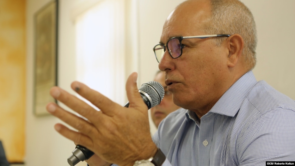 El director ejecutivo del Observatorio Cubano de Derechos Humanos (OCDH), Alejandro González Raga, habla el sábado en la Sala Félix Varela de la Ermita de la Caridad del Cobre en Miami (Foto: Roberto Koltún).