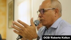 El director ejecutivo del Observatorio Cubano de Derechos Humanos (OCDH), Alejandro González Raga, habla el sábado en la Sala Félix Varela de la Ermita de la Caridad del Cobre en Miami (Foto: Roberto Koltún).