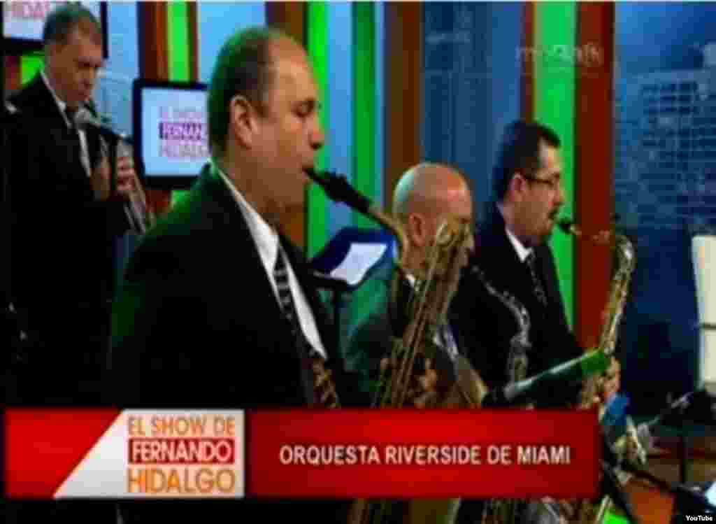 Orquesta Riverside de Miami en el programa de Fernando Hidalgo de la cadena Mega TV, en Miami.