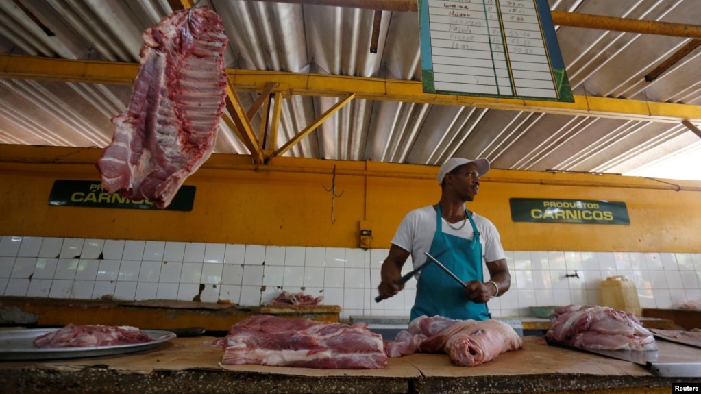 Un carnicero en un mercado de La Habana. REUTERS/Stringer