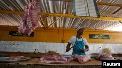 Un carnicero en un mercado de La Habana. REUTERS/Stringer