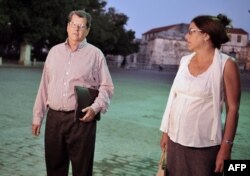 Oswaldo Payá (izq.) llega para reunirse con el expresidente de EEUU, Jimmy Carter, en el hotel de La Habana donde se hospedó el exmandatario, el 30 de marzo de 2011.