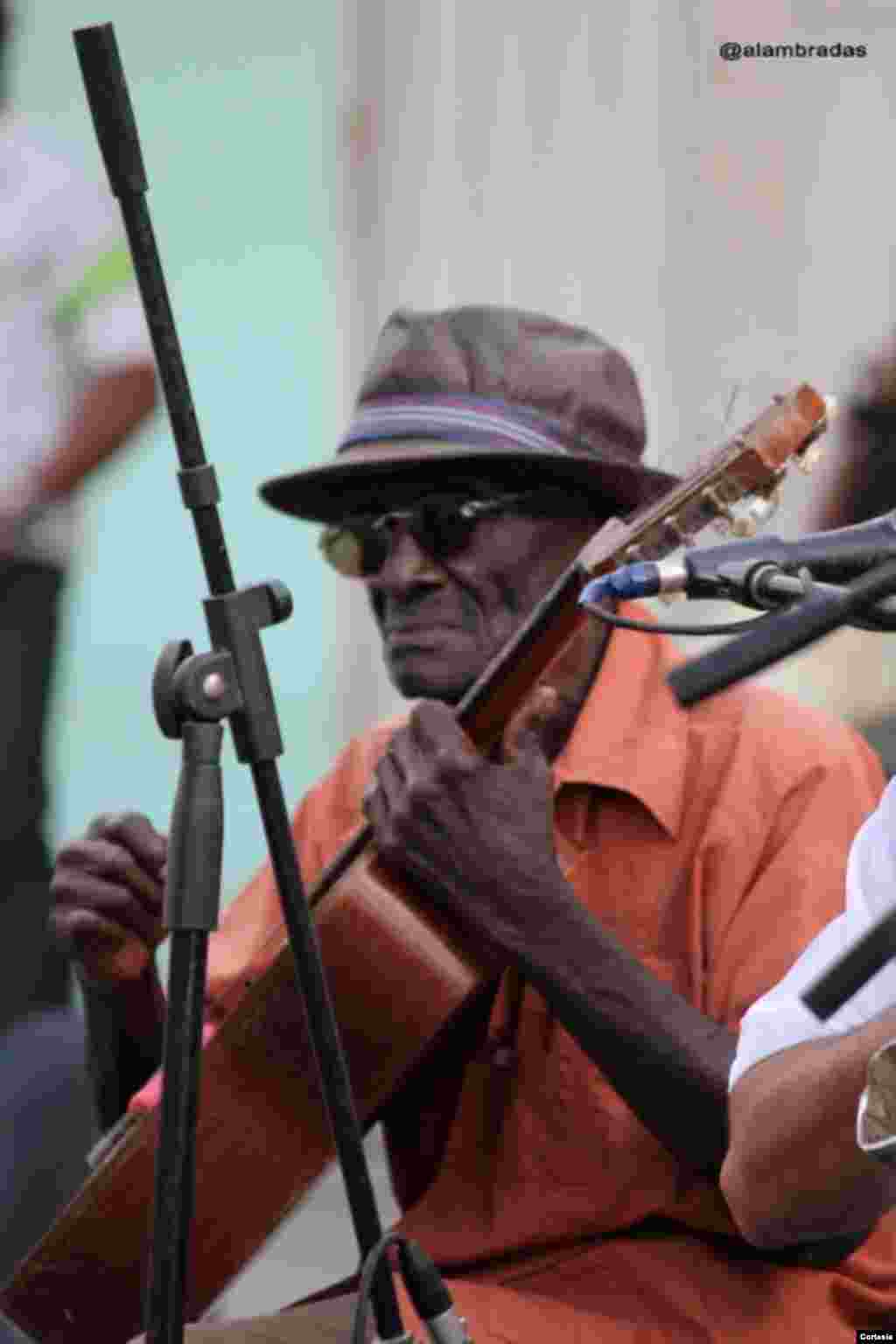 Anciano residente en ciudad de Holguín.