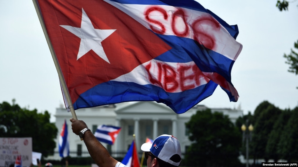 Manifestantes cubanos frente a la Casa Blanca, en Washington D.C. exigen apoyo de EEUU a los anhelos de libertad del pueblo cubano, en una protesta celebrada el 26 de julio de 2021. Brendan Smialowski / AFP