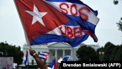 Manifestantes en Washington exigen apoyo de EEUU a los anhelos de libertad del pueblo cubano. (Brendan Smialowski / AFP).