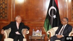 El primer ministro libio, Ali Zidan (d), conversa con el ministro español de Exteriores, José Manuel García-Margallo, durante su encuentro en Trípoli, Libia.
