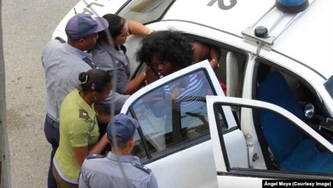 Berta Soler, vocera del movimiento opositor Damas de Blanco en La Habana, es introducida a un auto patrullero por fuerzas policiales. (Archivo)