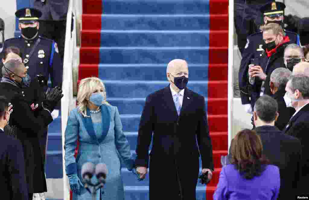 El presidente electo Joe Biden, acompañado de su esposa Jill Biden, llega para la toma de posesión como el 46 &deg; presidente de los Estados Unidos. REUTERS / Jim Bourg