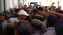 La policía arresta a un hombre en la apertura del mercado de Cuatro Caminos. (Captura de video/Cubanet)