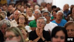 Decenas de personas asisten a una misa celebrada hoy, martes 22 de mayo de 2018, en la Catedral de la ciudad de Holguín (Cuba), en homenaje a las personas fallecidas en el desastre aéreo del pasado viernes en La Habana. Las causas del accidente aéreo que