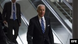 El Vicepresidente de Estados Unidos, Joe Biden, a su llegada ayer, miércoles 13 de noviembre de 2013, a una reunión a puerta cerrada con el secretario de estado, John Kerry, y los miembros del Senado para discutir la reforma migratoria