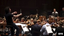 El joven director venezolano de orquestas, Gustavo Dudamel (i), y la Orquesta Filarmónica de Los Angeles.