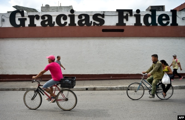 Cubanos se trasladan largas distancias en bicicleta a falta de transporte público. (YAMIL LAGE / AFP)