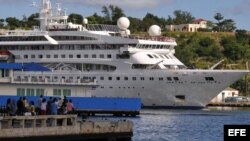 Cubanos le toman fotos al buque Gemini, de la compañía española Happy Cruises.