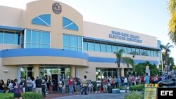 Varias personas esperan su turno para votar el 4 de noviembre de 2012, en el condado de Miami-Dade, Florida (EEUU).