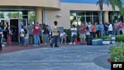 Fotografía de archivo de varias personas que se disponen a votar en el condado de Miami-Dade, Florida (EEUU).
