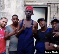 Chocolate MC, al centro, rodeado de sus seguidores en Cuba.