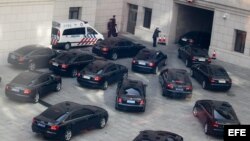 Vehículos en los que viajan los delegados a su salida del Gran Palacio del Pueblo, tras asistir a la ceremonia de apertura del XVIII Congreso del Partido Comunista de China (CPC), en Pekín, China, el jueves 8 de noviembre de 2012.