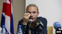 El sueco Jens Aron Modig (c), retenido en Cuba tras el accidente en el que murió Oswaldo Payá, se dispone a ofrecer una rueda de prensa hoy, lunes 30 de julio de 2012, en La Habana (Cuba). Modig explicó que viajó a la isla siguiendo instrucciones de su p