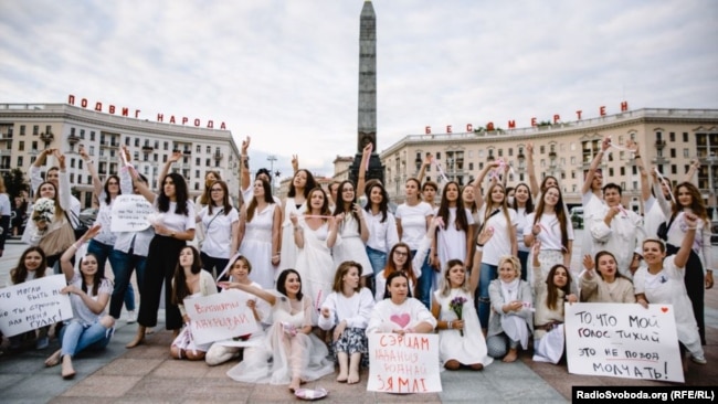 Mujeres protestando en Minsk