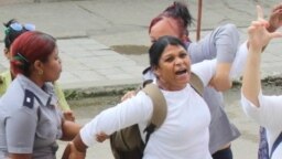 La Dama de Blanco Martha Sánchez, en una detención de 2018. El 11 de marzo fue encarcelada por la policía política en Artemisa.