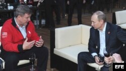 Vladimir Putin visita a los atletas estadounidense en el Parque Olímpico de Sochi