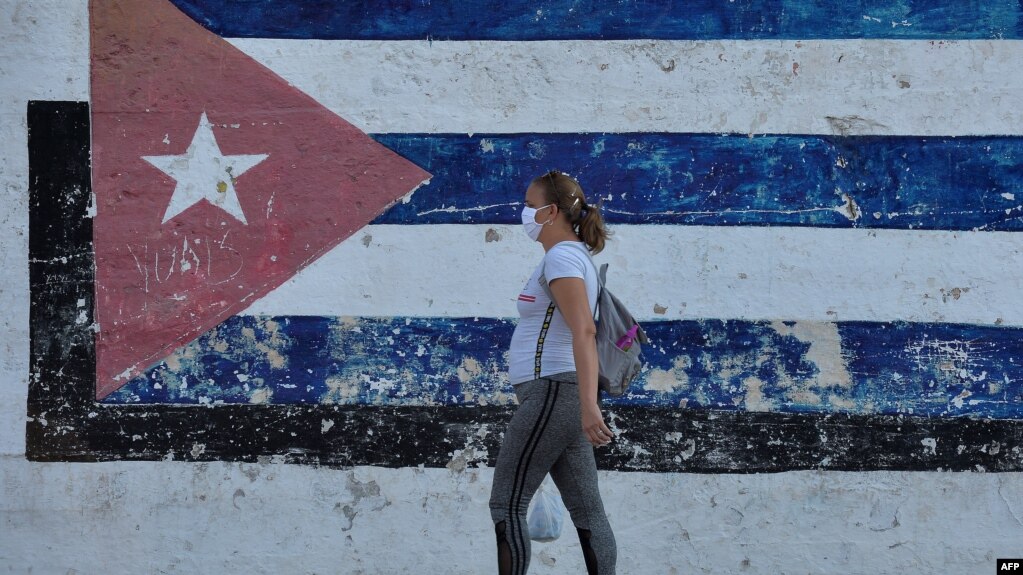 Una mujer usa una máscara protectora contra el coronavirus en una calle de La Habana. (YAMIL LAGE/AFP)