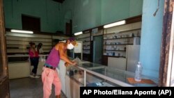 Una farmacia en La Habana Vieja con los estantes vacíos.