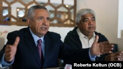 El exsenador venezolano Pablo Medina (izq.) y Freddy Solórzano, de la Coalición Internacional por Venezuela, hablan a medios de prensa en Miami.