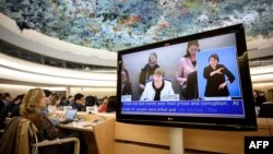 La alta comisionada de las Naciones Unidas para los Derechos Humanos, Michelle Bachelet lee su informe en el Consejo de Seguridad de la ONU en Ginebra, Suiza.