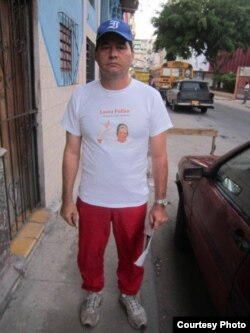 Ángel Santiesteban Prats, antes de correr la Maratón de La Habana, en noviembre de 2011. Camiseta con la imagen de Laura Pollán.