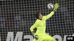 El portero uruguayo Fernando Muslera no consigue detener el remate del delantero argentino Sergio Agüero.