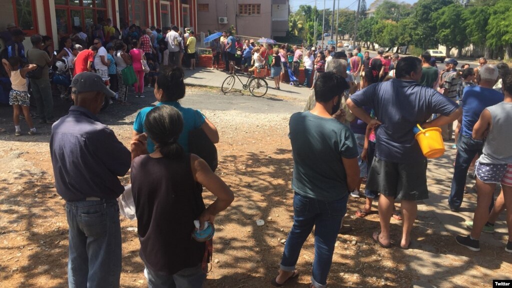 Una cola para adquirir aliemntos en Cuba en medido de medidas de restricción por el coronavirus. (@jangelmoya)