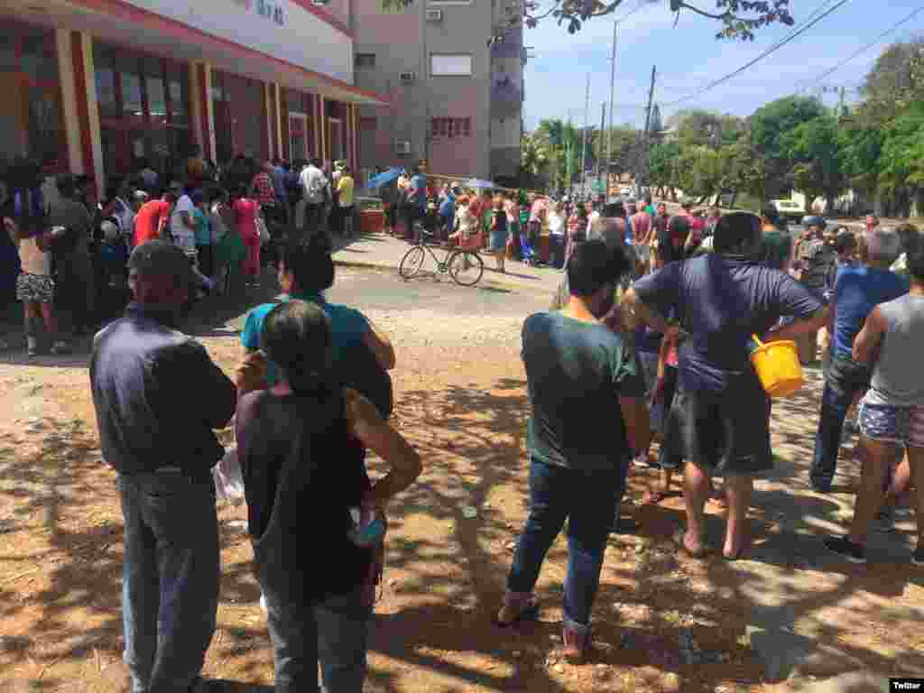 Una cola para adquirir aliemntos en Cuba en medido de medidas de restricción por el coronavirus. (@jangelmoya)