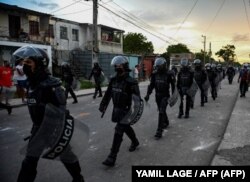 La policía antidisturbios registra las calles luego de una manifestación contra el gobierno de Miguel Díaz-Canel en el municipio de Arroyo Naranjo, La Habana el 12 de julio de 2021.