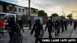 La policía antidisturbios de Cuba (Yamil Lage / AFP).