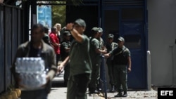 Soldados de la Guardia Nacional en un liceo del centro de Caracas (Venezuela).