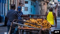 Un hombre vende bananas en una calle de La Habana. (YAMIL LAGE / AFP)