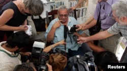 Raúl Rivero habla a medios de prensa en Cuba tras ser excarcelado en 2004. REUTERS/Claudia Daut 