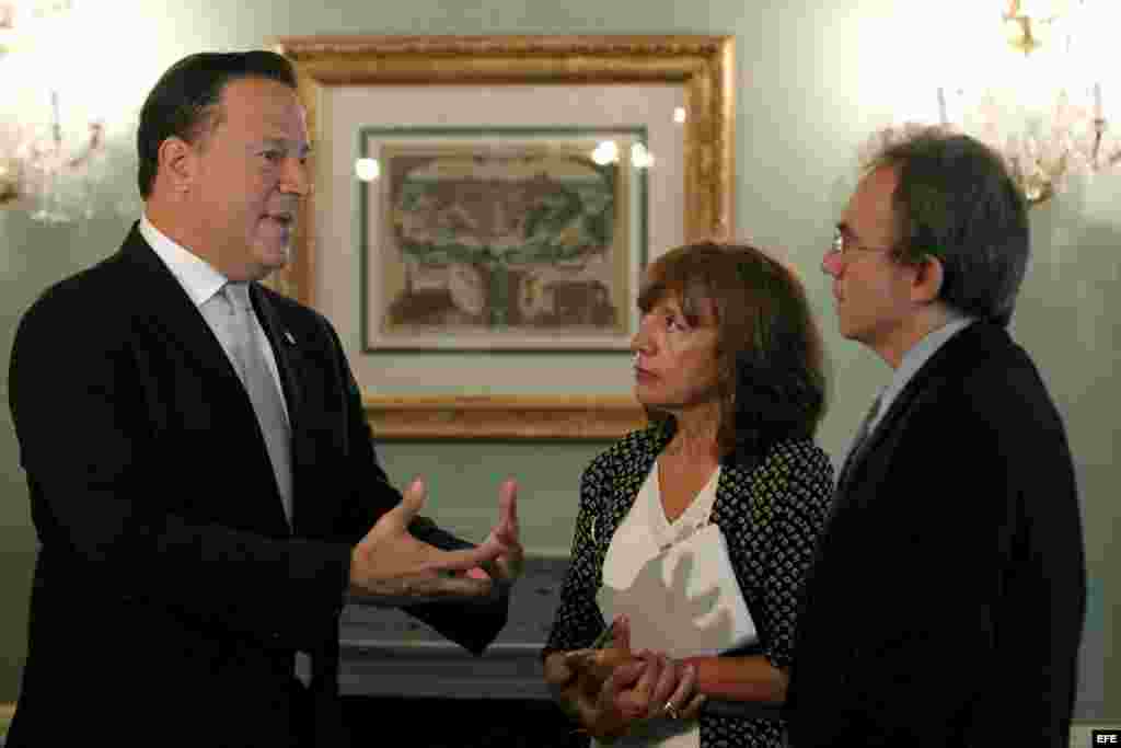 El presidente de Panamá, Juan Carlos Varela (i), conversa con los periodistas de Efe, Pilar Valero y Jesús García Becerril (d), de EFE.