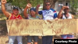 Foto de activistas en el poblado de Antilla, provincia de Holguín, durante campaña exigiendo el cierre de las fronteras, el 21 de marzo. (Imagen cortesía de Esber Rafael Ramírez)