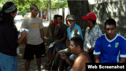 En esta foto de archivo, un grupo de balseros cubanos llega a la costa de Honduras.