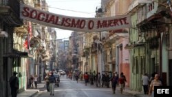 Una pancarta comunista cuelga de los balcones de La Habana (Cuba).