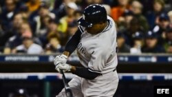 El jugador Curtis Granderson de los Yanquis de Nueva batea ante los Tigres de Detroit