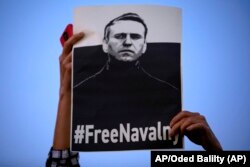 En Israel manifestantes se pronunciaron por la libertad del opositor ruso Alexei Navalny. Foto: AP/Oded Balilty.