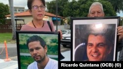 Ofelia Acevedo, viuda de Oswaldo Payá, y Giraldo Cepero, padre de Harold Cepero, recordando a los dos miembros del Movimiento Cristiano Liberación que fallecieron hace 10 años en una carretera cerca de Bayamo.