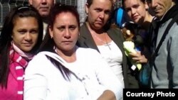 Kirenia Díaz con otros cubanos en la frontera de México y EEUU.